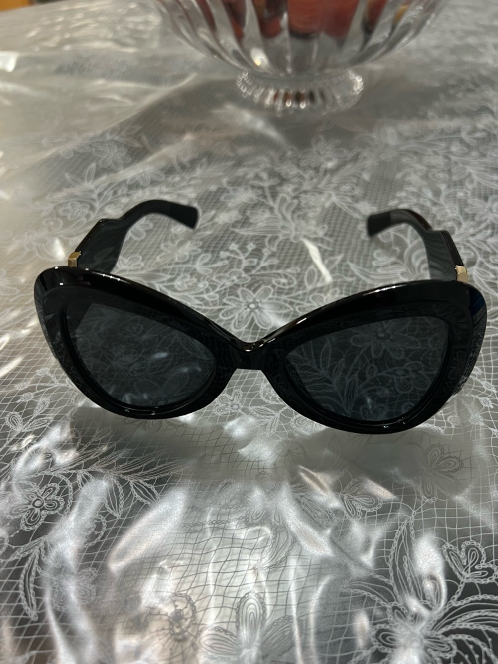 Black Cat-Eye Women's Sunglasses - Stylish UV Protection